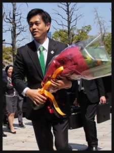 吉村知事の緑色ネクタイかっこいい