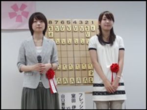 山口恵梨子(女流二段)は体操着で将棋を解説した？