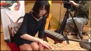 山口恵梨子はミニスカートで将棋